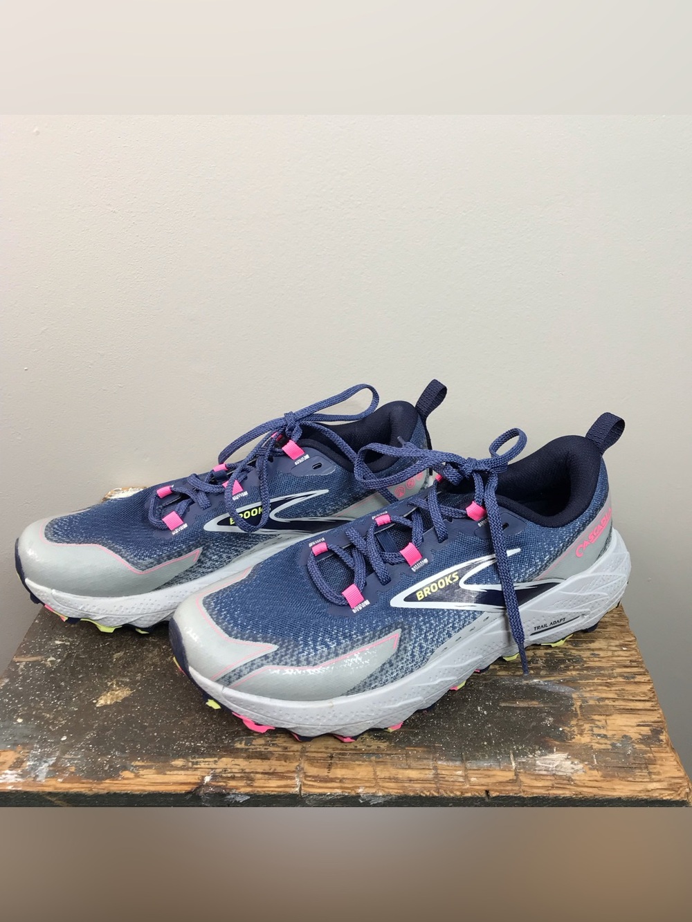 Brooks Cascadia Trail Sneakers Women’s Sz 9.5